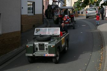 Das Benzin aus dem Tank der Art der Beihilfe zusammenzuziehen
